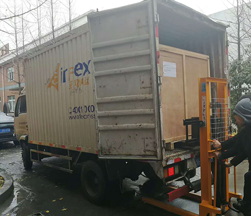湛江客戶SMT設(shè)備專車送貨，貨到上門安裝調(diào)試
