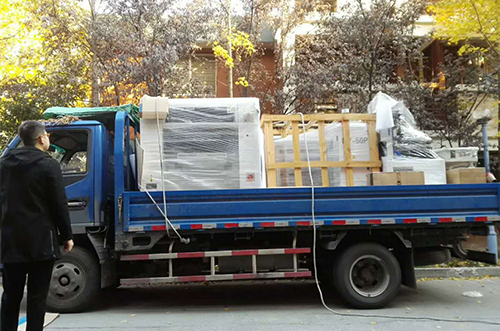 丹陽客戶SMT設(shè)備專車送貨，貨到上門安裝調(diào)試